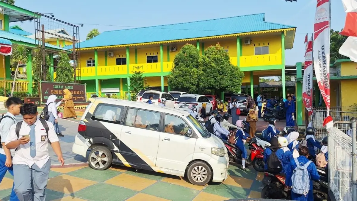 Murid SMK Negeri 1 Tanjungpinang saat jam pulang sekolah. F. Mohamad Ismail/Batam Pos