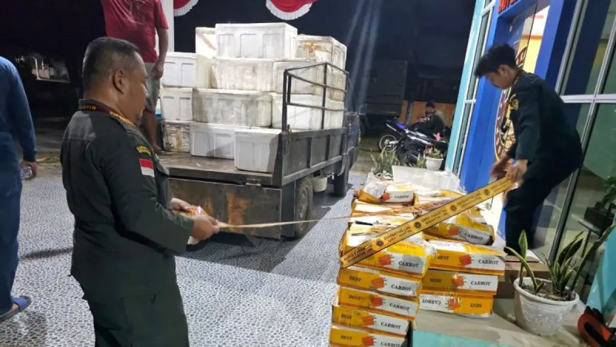  Petugas Karantina Kepri memasang pembatas terhadap wortel yang ditahan di Kantor Satuan Pelayanan Natuna pada Rabu malam (26/8/2026). ANTARA/Muhamad Nurman
