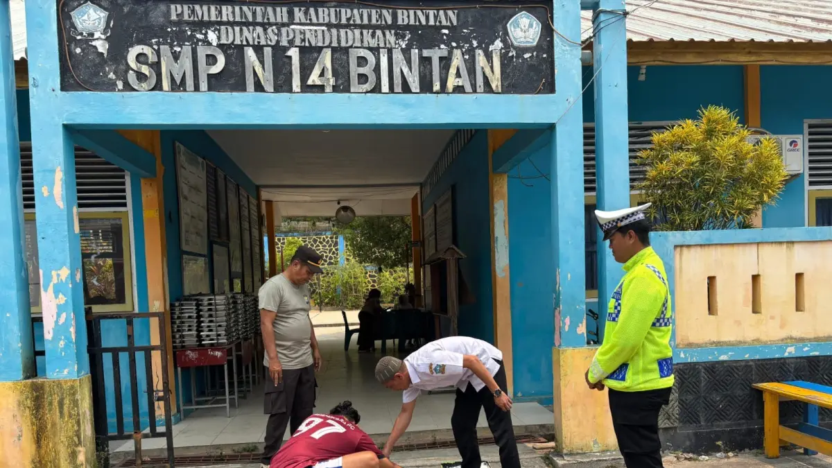 Polisi bersama pihak sekolah membuat Zebra Cross di depan SMP Negeri 14 Bintan di Kecamatan Tambelan pada Selasa (1/9/2026). F. Abdurrahman untuk Batam Pos