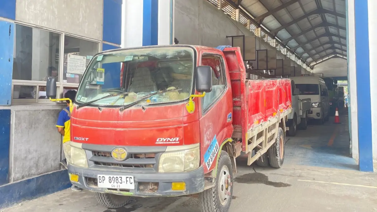 Sejumlah kendaraan mengikuti uji KIR di Kantor Dinas Perhubungan (Dishub) Kota Batam. F. M. Sya’ban/Batam Pos
