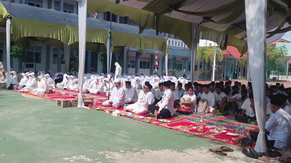 Siswa SMAN 17 Batam mengikuti peringatan Maulid Nabi Muhammad SAW, Rabu (2/9). F.Rengga/Batam Pos