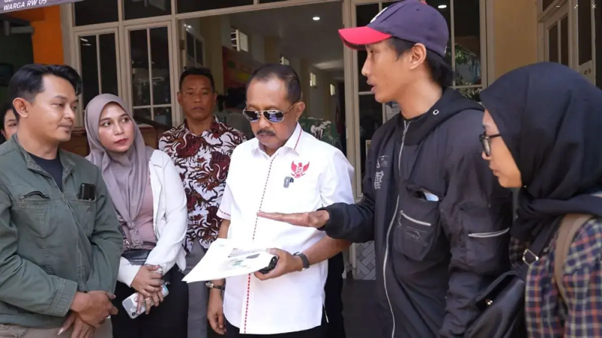 Wakil Wali Kota Surabaya Armuji (tengah) menjadi penengah Fariz (kanan) dan Andri (kiri). Dok.IG @cakj1.