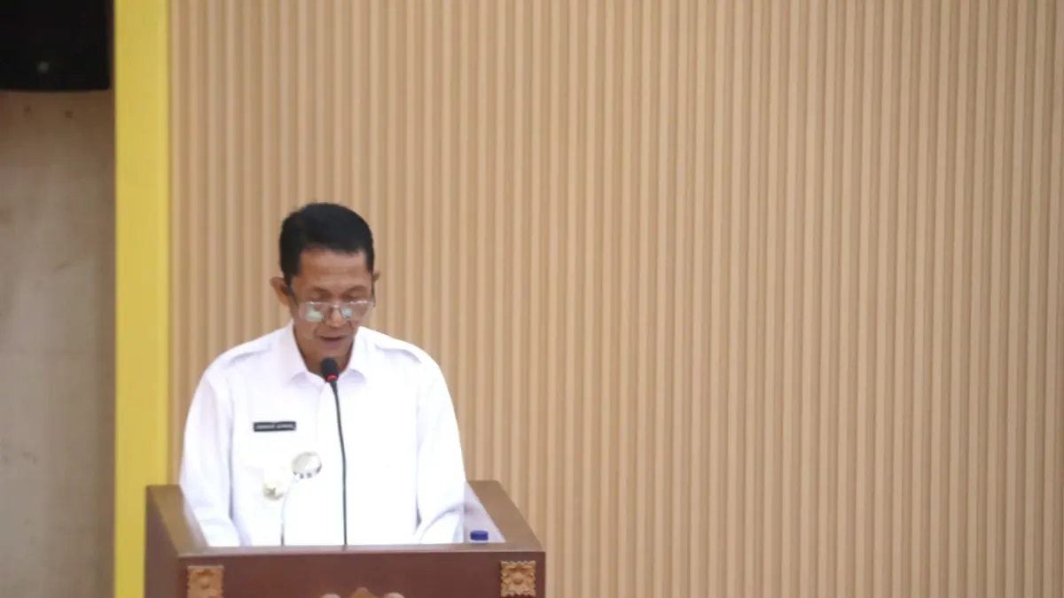 Walikota Batam Amsakar Achmad membacakan tanggapan dan jawaban Walikota Batam terhadap pemandangan umum fraksi atas ranperda perubahan APBD kota Batam tahun 2026 di ruang sidang utama  DPRD Kota Batam Rabu (2/9). F Cecep Mulyana/Batam Pos