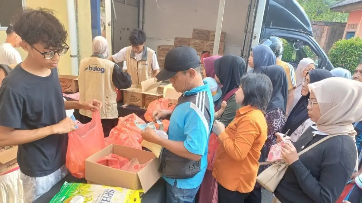 Warga antusias belanja komoditas pangan melalui Gerakan Pangan Murah (GPM) yang digelar TVRI dan Bulog di halaman Kantor Bulog Cabang Tanjungpinang, Kepri, Rabu (2/9/2026). ANTARA/Ogen
