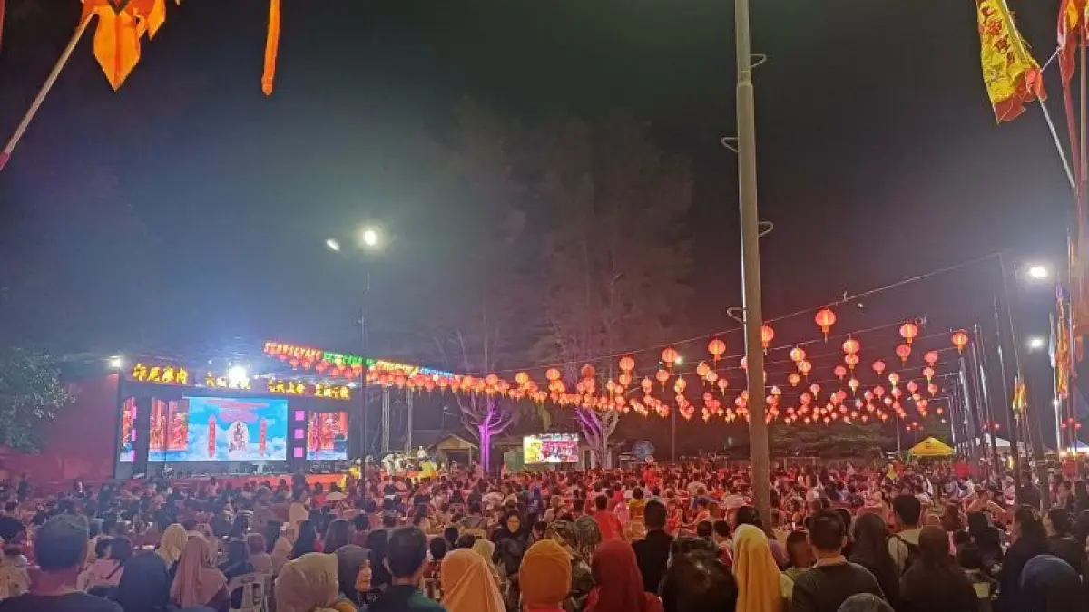 Warga dan wisatawan dari berbagai latar suku antusias menyaksikan perayaan Cap Go Meh di kawasan Senggarang, Kota Tanjungpinang, pada awal Maret 2026. ANTARA/Ogen 