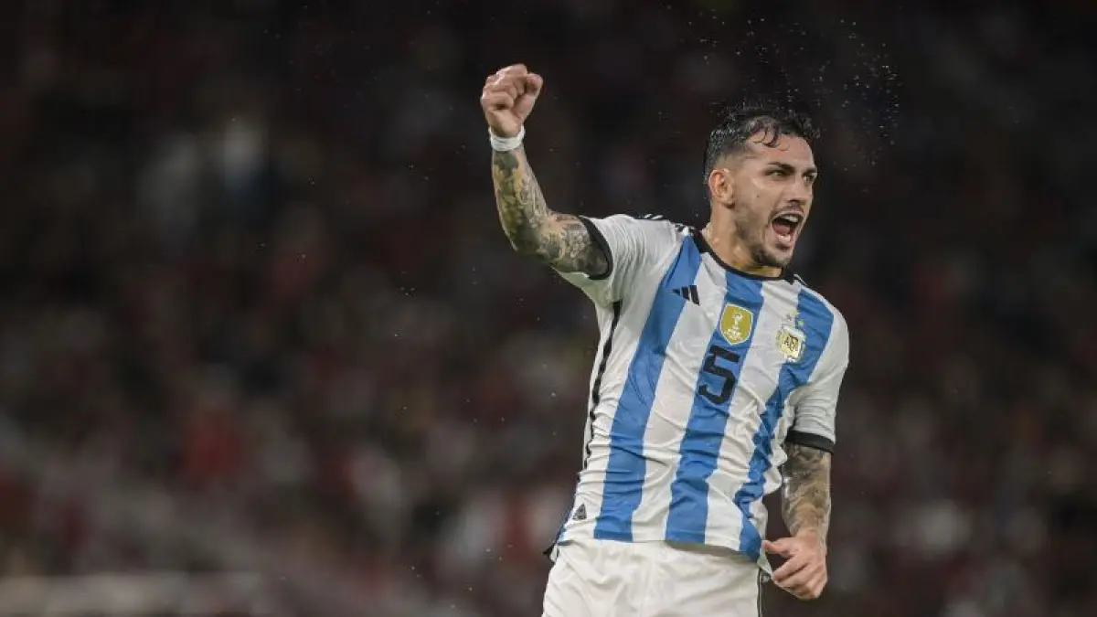 Pesepak bola Timnas Argentina Leandro Daniel Paredes melakukan selebrasi usai mencetak gol ke gawang timnas Indonesia saat pertandingan FIFA Matchday di Stadion Utama Gelora Bung Karno, Jakarta, Senin (19/6/2023). Timnas Indonesia kalah dari timnas Argentina dengan skor 0-2. ANTARA FOTO/Galih Pradipta/tom. (ANTARA FOTO/GALIH PRADIPTA)