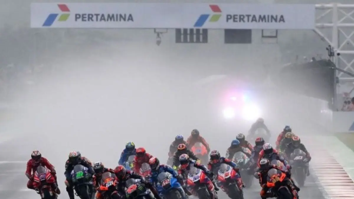 ilustrasi.  Sejumlah pembalap melaju saat balapan MotoGP seri Pertamina Grand Prix of Indonesia di Pertamina Mandalika International Street Circuit, Lombok Tengah, NTB, Minggu (20/3/2022). ANTARA FOTO/Andika Wahyu.