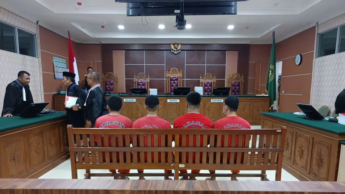 Ke empat Terdakwa; Arawna Sihombing, Asrul Prasetia, Muhammad Alfarizi, dan Guntur Sakti Pamungkas saat menjalani Persidangan di PN Batam Kamis (3/9) F. Jamaluddin/Batam Pos