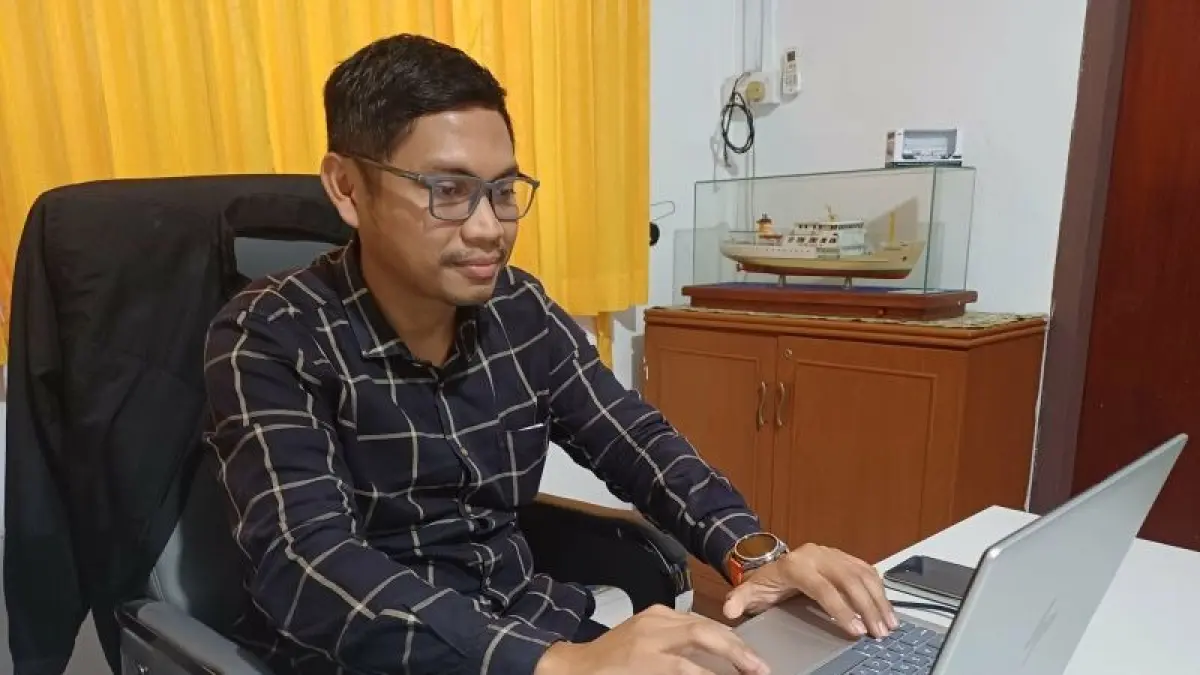 Kepala Pelni Cabang Tanjungpinang Benny Marganda Sinaga di ruang kerjanya, Kamis (3/9/2026). ANTARA/Ogen