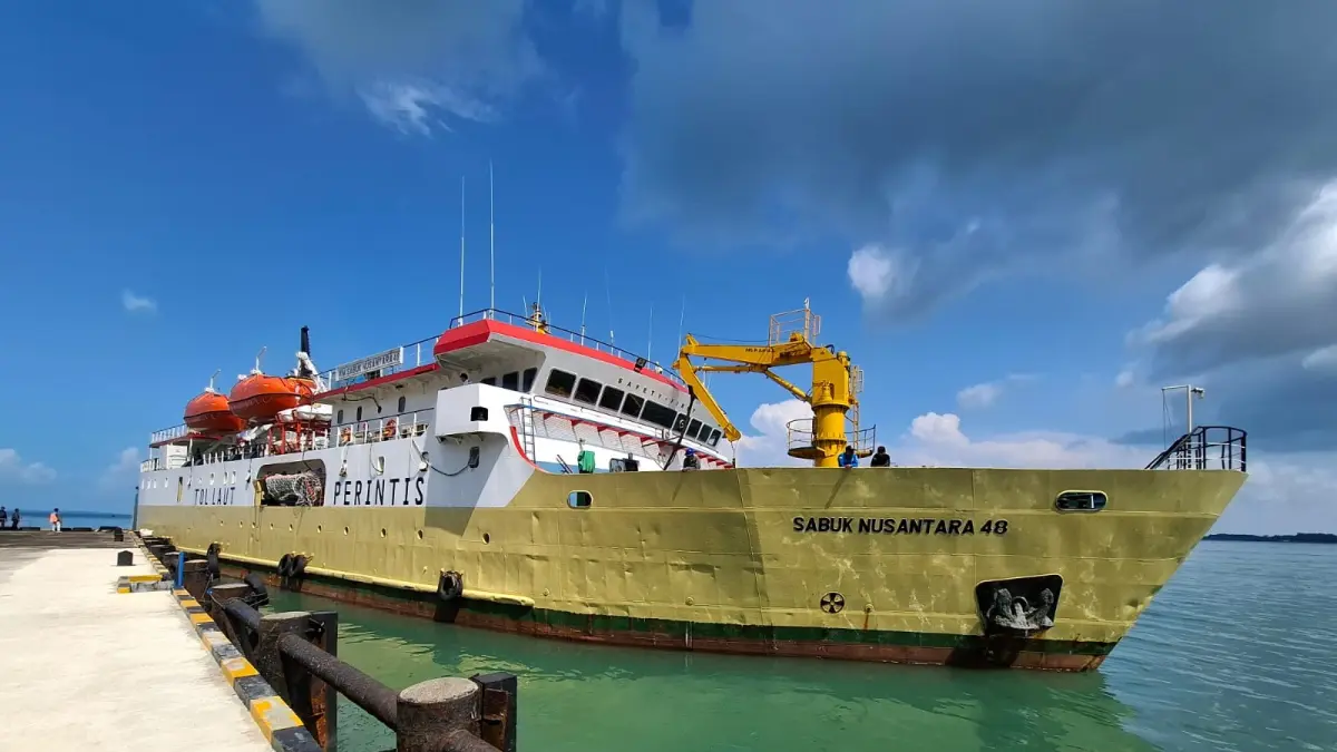 KM. Sabuk Nusantara 48 yang melayani rute dari Tanjungpinang ke pulau-pulau di Kepri. F. Pelni untuk Batam Pos