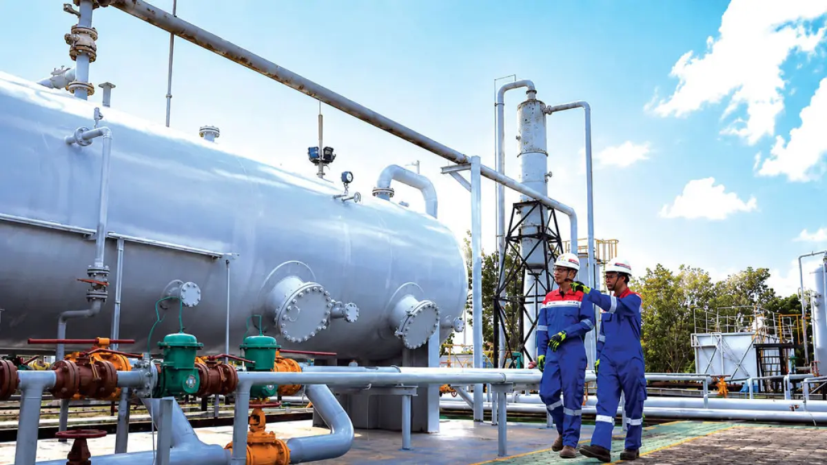 Petugas memantau pipa gas di Lapangan Sengeti, Jambi. Gas dari lapangan tersebut rencananya dipasok ke PGN untuk memenuhi kebutuhan industri dan pembangkit listrik di Batam. Namun, pembatasan pasokan gas ke industri di Batam beberapa waktu terakhir, membuat investor resah. Foto: Humas SKK Migas