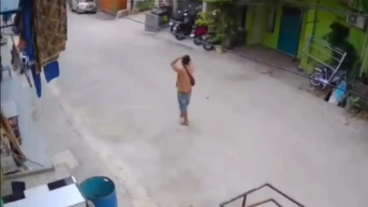 Tangkapan layar rekaman CCTV pelaku pencurian motor dan paket kurir J&T di Bengkong