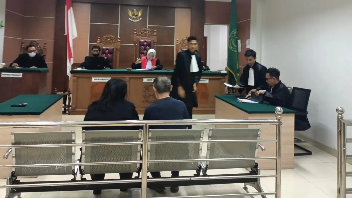 Terdakwa Kim Dong Gyun, warga negara Korea Selatan, didampingi penerjemah saat menjalani sidang di Pengadilan Negeri Batam, Selasa (18/8)  saat sidang pembacaan tuntutan. F. Jamaluddin/Batam Pos
