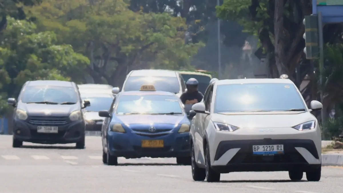 Terik matahari siang memantul kilauan cahaya pada kaca mobil yang melintas di kawasan Batam Center, Kamis (3/9).Cuaca di kota Batam beberapa hari terakhir panas. F Cecep Mulyana/Batam Pos