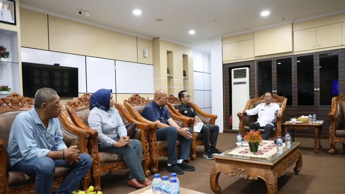 Wali Kota Batam Amsakar Achmad menerima audiensi pengurus Forum Kewaspadaan Dini Masyarakat (FKDM) Kota Batam di Kantor Wali Kota Batam, Rabu (2/9).&nbsp;