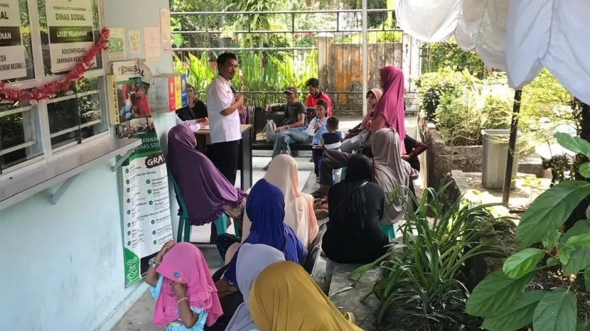 Warga saat melakukan pengurusan desil di Dinsos Tanjungpinang. F. Dinsos untuk Batam Pos