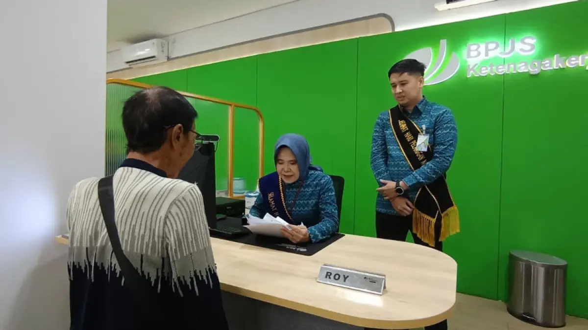 
Manajemen BPJS Ketenagakerjaan Kantor Wilayah Sumbarriau-Kepri memberikan pelayanan kepada peserta dalam peringatan Hari Pelanggan Nasional (Harpelnas) 2026 di Kantor Cabang BPJS Ketenagakerjaan Batam Nagoya, Jumat (4/9/2026). Dalam momentum tersebut, BPJS Ketenagakerjaan mendorong perluasan perlindungan bagi pekerja informal di Kepulauan Riau.  F. Jamalluidin / Batam Pos