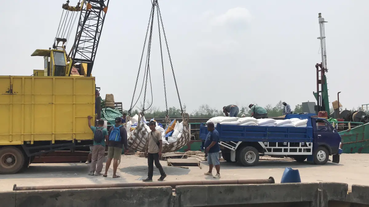Aktivitas bongkar muat di Pelabuhan Sri Payung batu 6 Tanjungpinang, Jumat (4/9). F. Mohamad Ismail/Batam Pos
