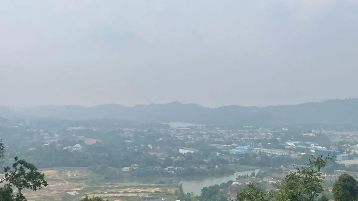 Asap akibat dari kebakaran hutan dan lahan di Sumatera terpantau di sekitar Wisma Sekupang BP Batam, Jumat (4/9) pagi. Foto: M. Sya’ban/Batam Pos.