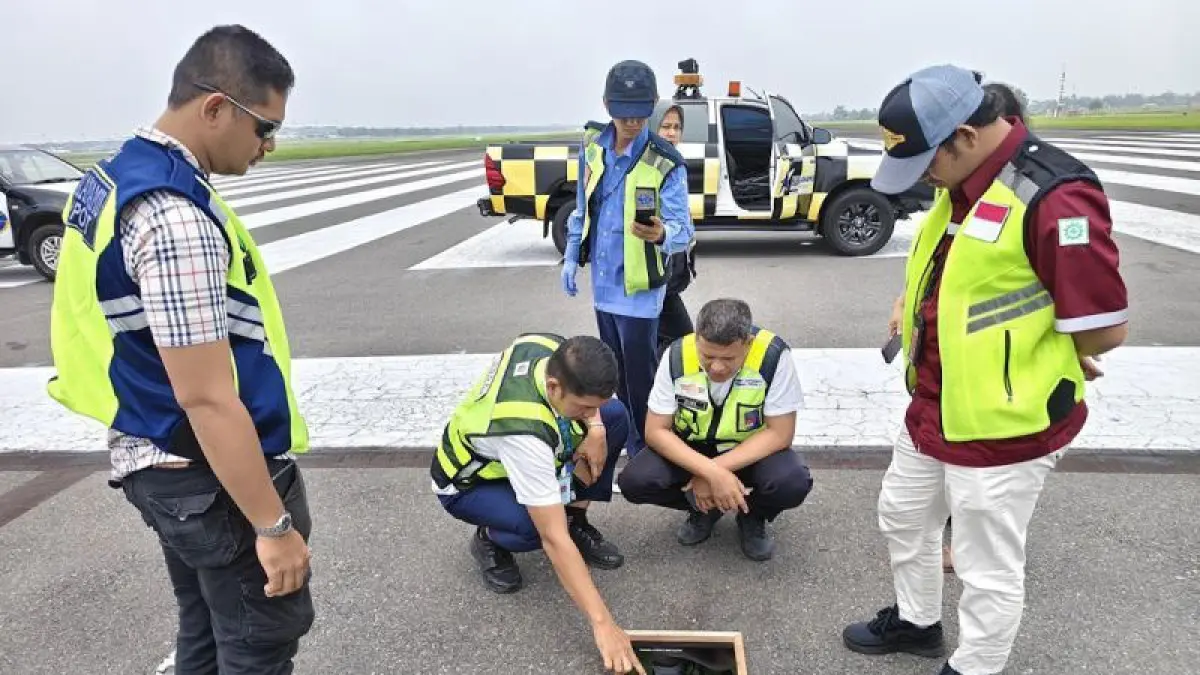 Pemantauan abu vulkanik menggunakan paper test di Bandar Udara Internasional Kualanamu, Kabupaten Deli Serdang, Sumatera Utara.  F. Kemenhub 