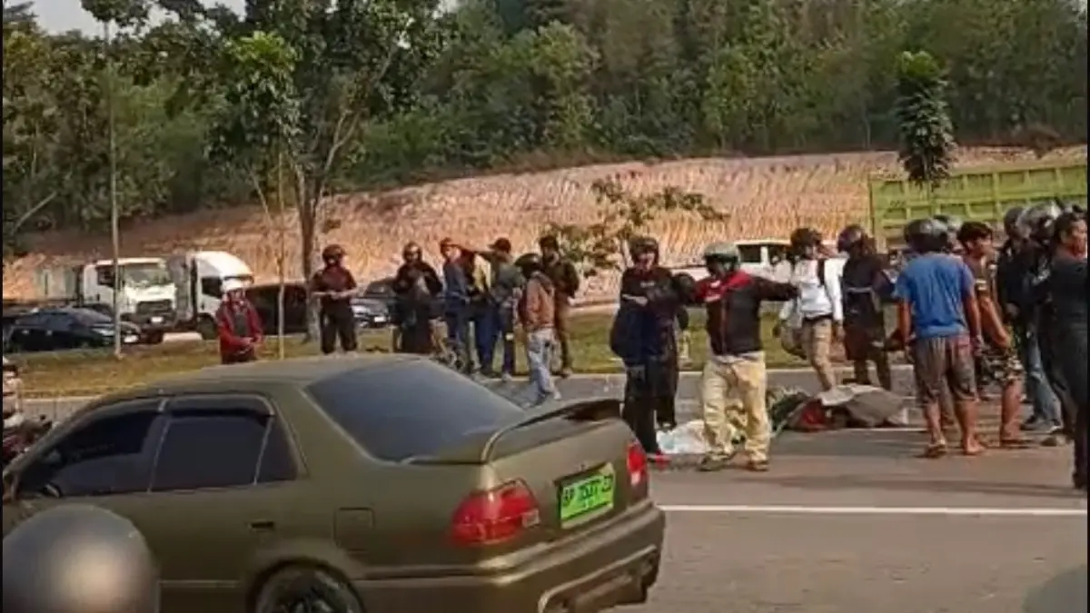 Pengendara motor yang tewas usai ditabrak truk di Jalan Sudirman, Jumat (4/9). F.istimewa