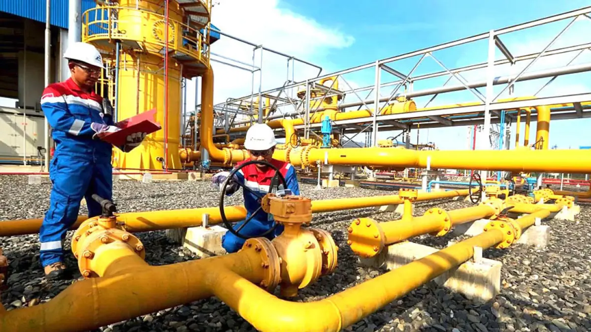 Petugas PGN mengecek pipa gas. Kendala pasokan gas mulai berimbas pada laju industri di Batam. Foto: Dokumentasi PGN