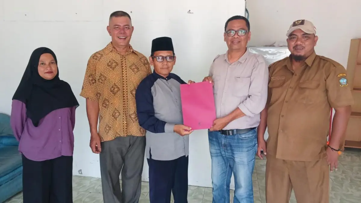 Salah satu bakal calon mengambil formulir kepala desa Teluk Sasah di Sekretariat Pilkades Teluk Sasah. F.Kiriman Panitia Pilkades Teluk Sasah untuk Batam Pos.