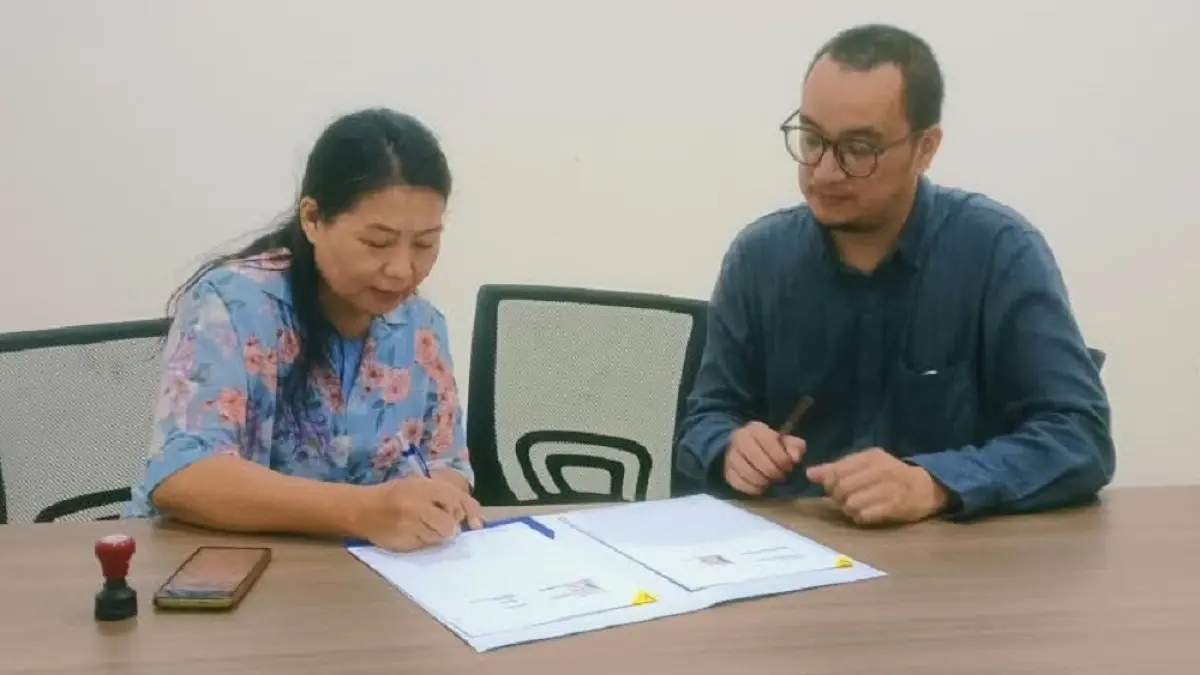 Wakil Direktur III Poltevara, Arseto, dan Wakil Direktur Operasional LPK Seiva Tekindo Persada, Kristina Saragih, menandatangani kerja sama pengembangan kompetensi bidang konstruksi di Batam. Foto: Istimewa