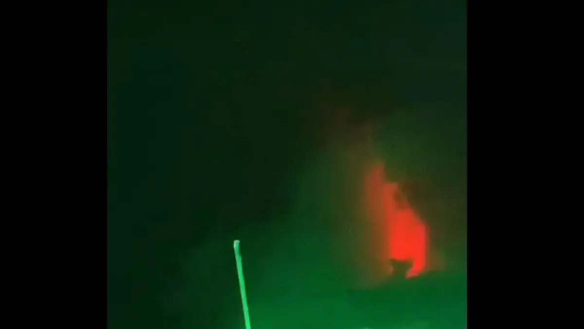 Aktivitas erupsi anak karakatau. F. tangkapan layar video warga