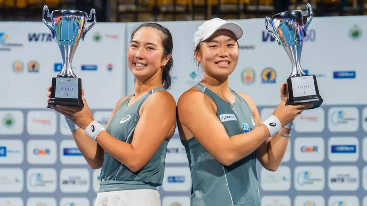 
Aldila Sutjiadi (kiri) dan Janice Tjen, memamerkan trofi yang mereka raih pada WTA 125 Suzhou di China, tahun lalu. Keduanya akan berhadapan pada sesi ganda putri US Open dengan pasangan masing-masing. FOTO: INSTAGRAM/JANICETJEN