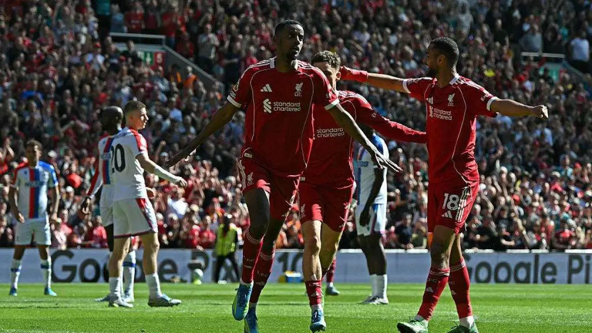 Alexander Isak merayakan gol Liverpool saat menghadapi Ipswich Town di Portman Road.