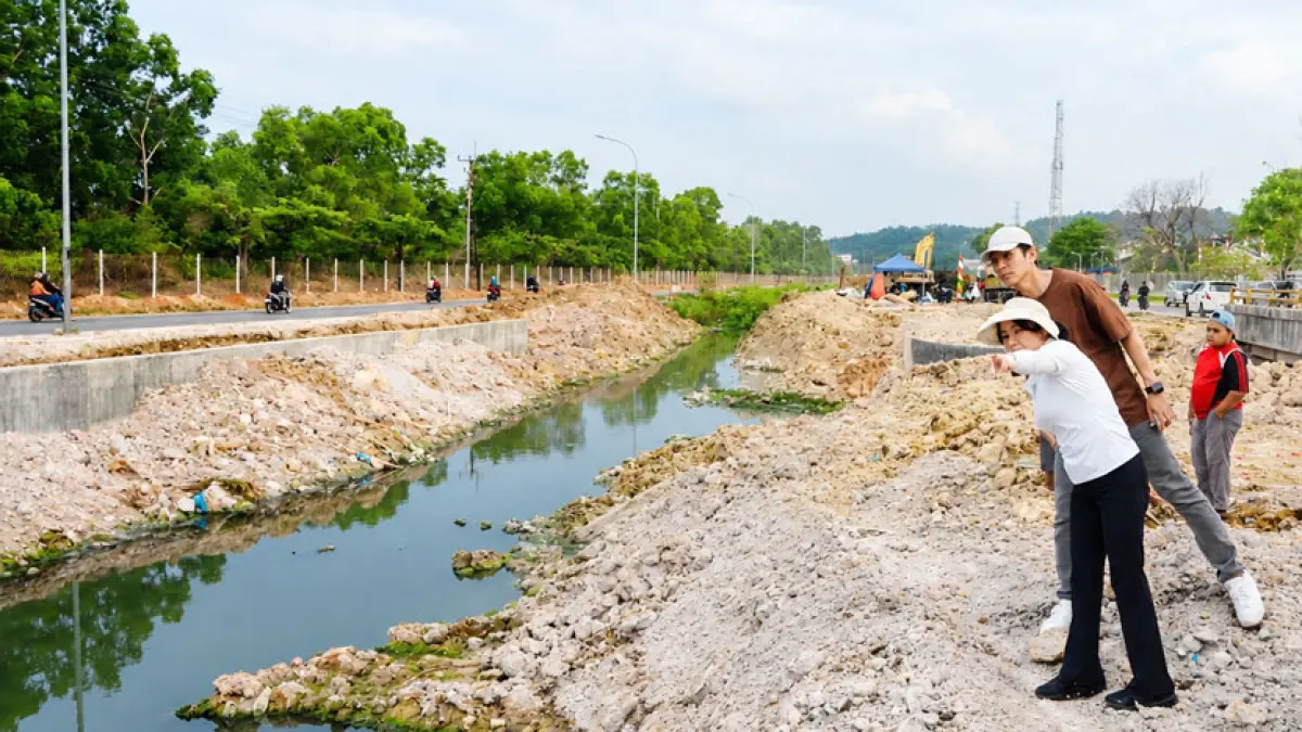 Wakil Kepala BP Batam/Wakil Wali Kota Batam, Li Claudia Chandra, menunjuk lokasi penanganan drainase di Jalan S. Parman, Tanjungpiayu, Sungai Beduk, Batam, didampingi Deputi Bidang Infrastruktur BP Batam, Mouris Limanto. FOTO: HUMAS BP BATAM UNTUK BATAM POS