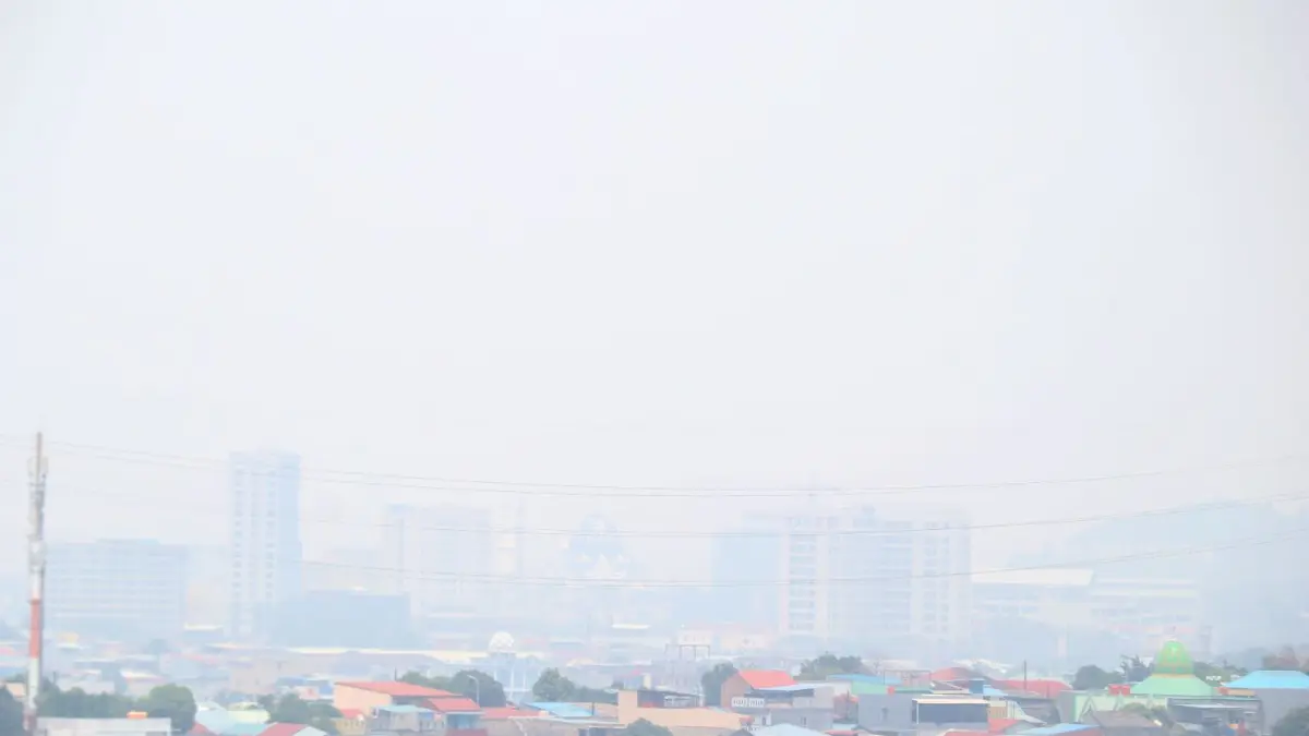 Kabut asap menyelimuti langit Batam, Jumat (4/9). Kabut asap tersebut diduga merupakan asap kiriman yang berasal dari kebakaran hutan di pulau Kalimanntan dan Sumatera. F Cecep Mulyana/Batam Pos