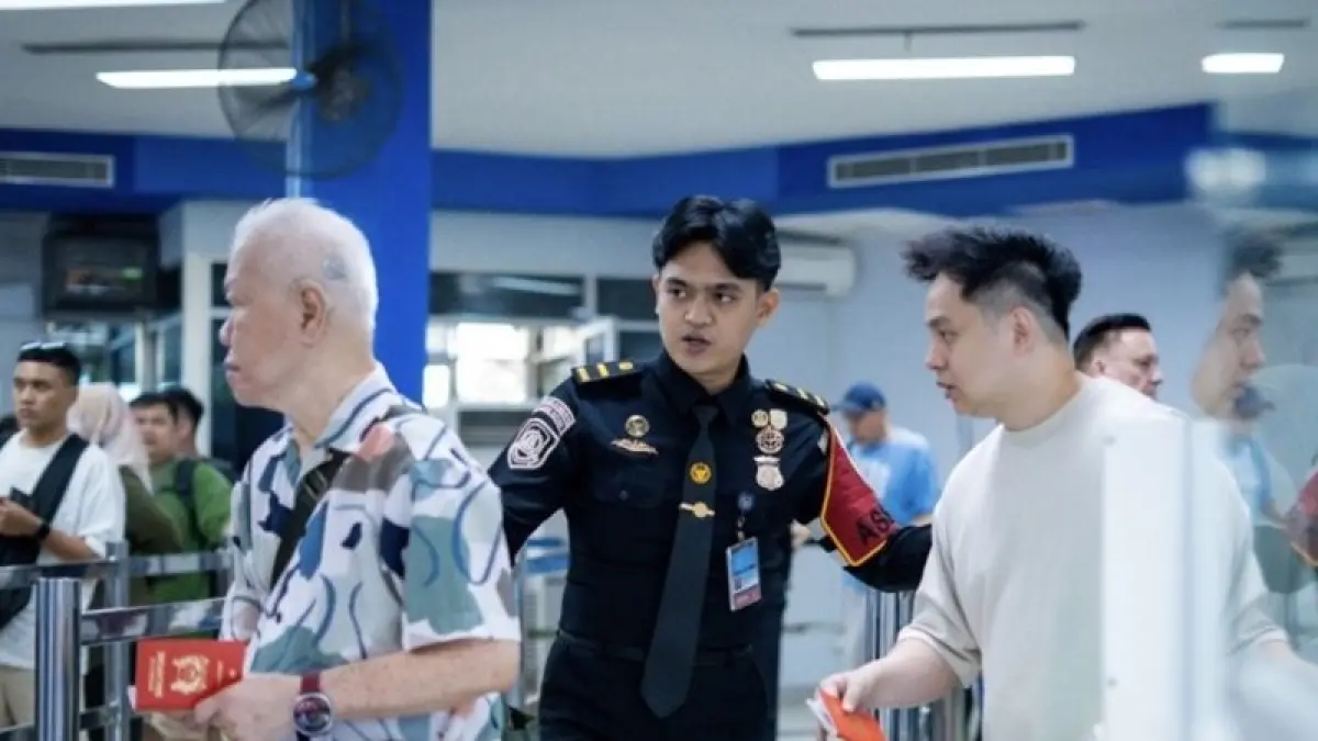 Petugas Imigrasi Batam mengarahkan pengunjung mancanegara di salah satu pelabuhan internasional Batam, Kepri. ANTARA/HO-Imigrasi Batam