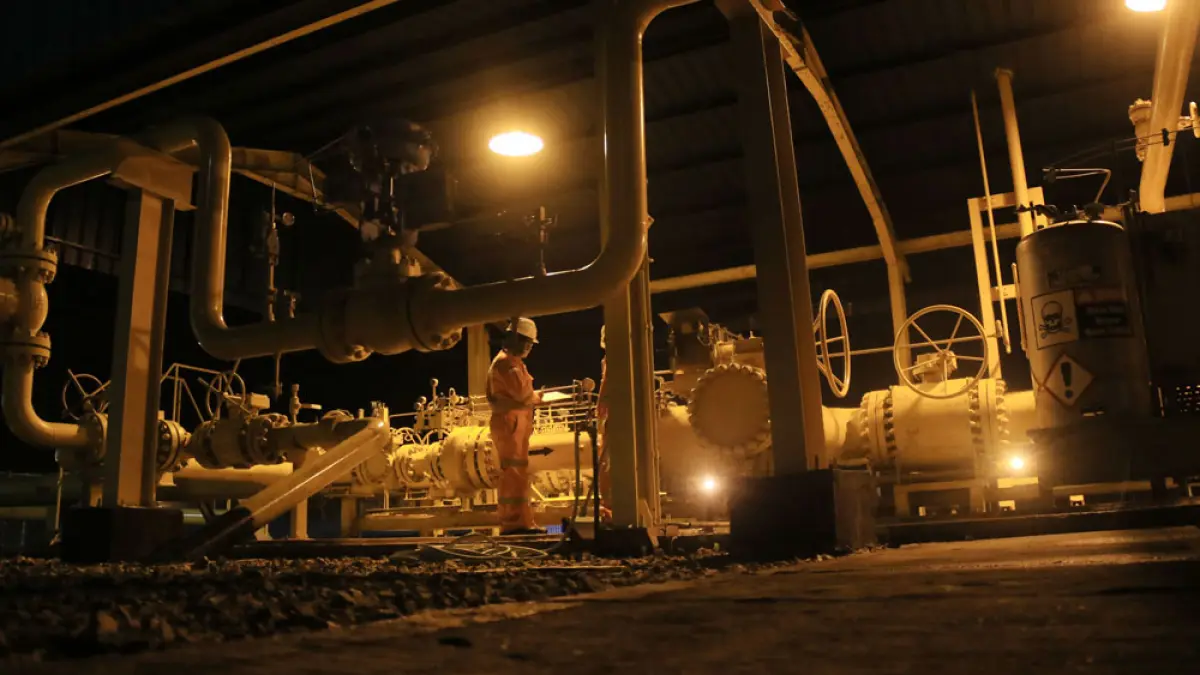 Petugas PGN Batam mengecek pipa di stasiun gas Panaran, Sagulung, Kota Batam, beberapa waktu lalu. Terbatasnya pasokan gas ke Batam mulai memantik kekhawatiran pelaku usaha dan industri. Foto: Dokumentasi Batam Pos