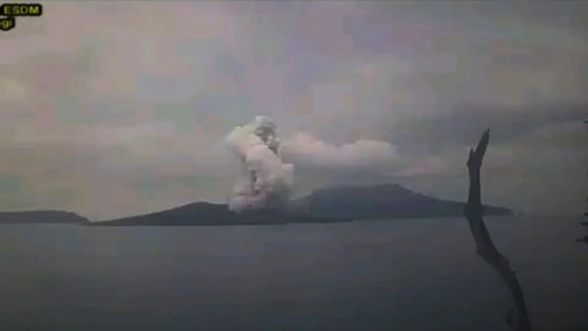 PVMBG merekam aktivitas erupsi berupa lontaran abu setinggi 1,5 kilometer yang keluar dari kawah Gunung Anak Krakatau di Lampung, beberapa waktu lalu.