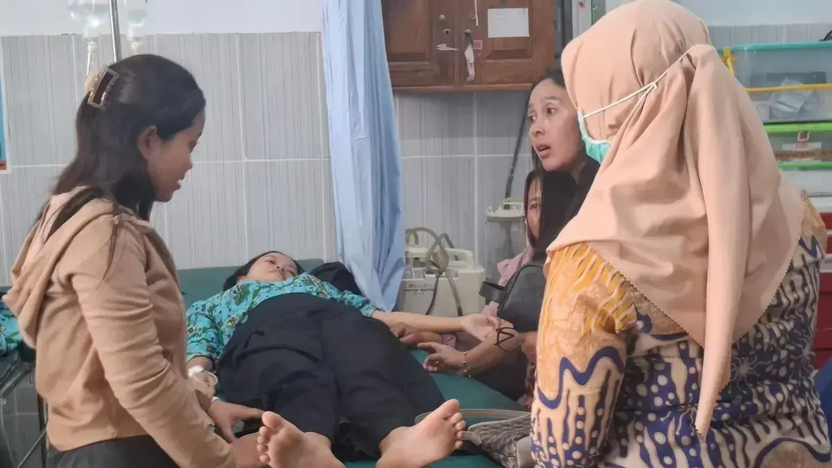 Salah satu siswa SMPN 1 Kabuh yang masih menjalani perawatan di Puskesmas Kabuh akibat dugaan keracunan MBG. (Radar Jombang)