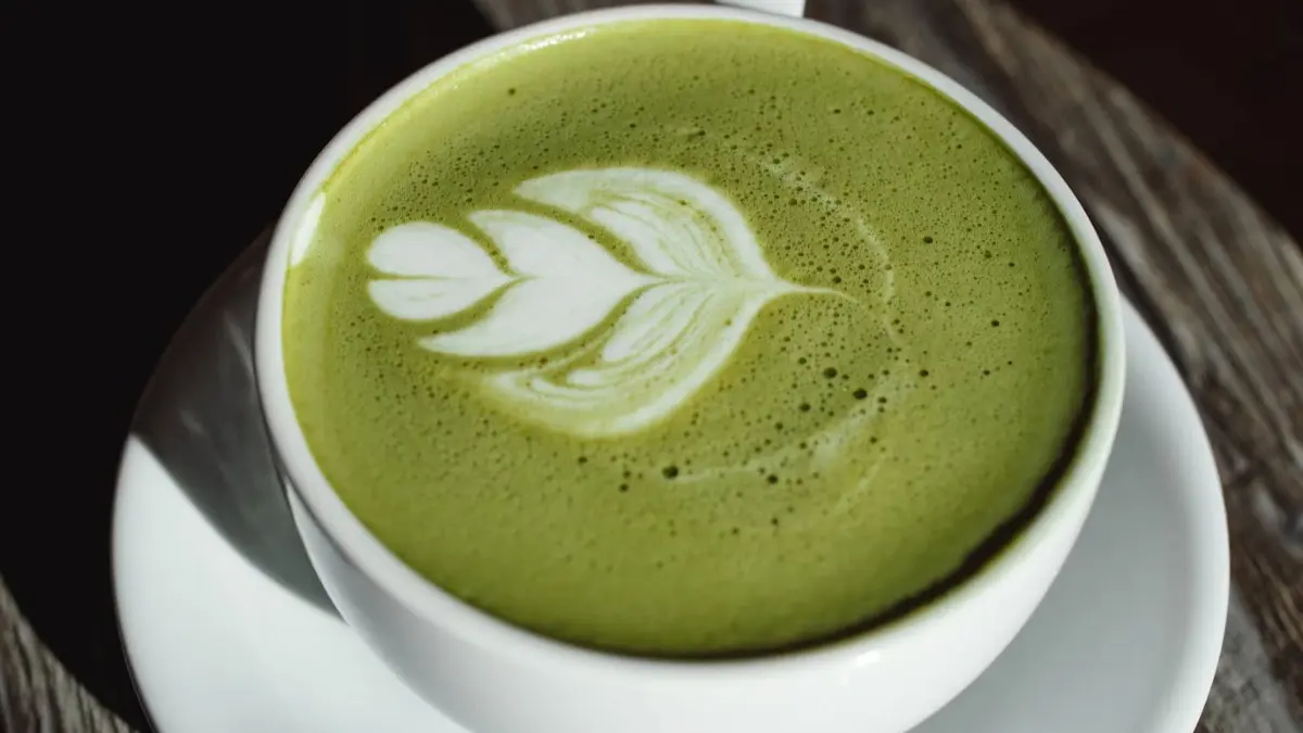 Secangkir matcha, menyegarkan suasana. Anda sudah mencoba?! F. Unsplash