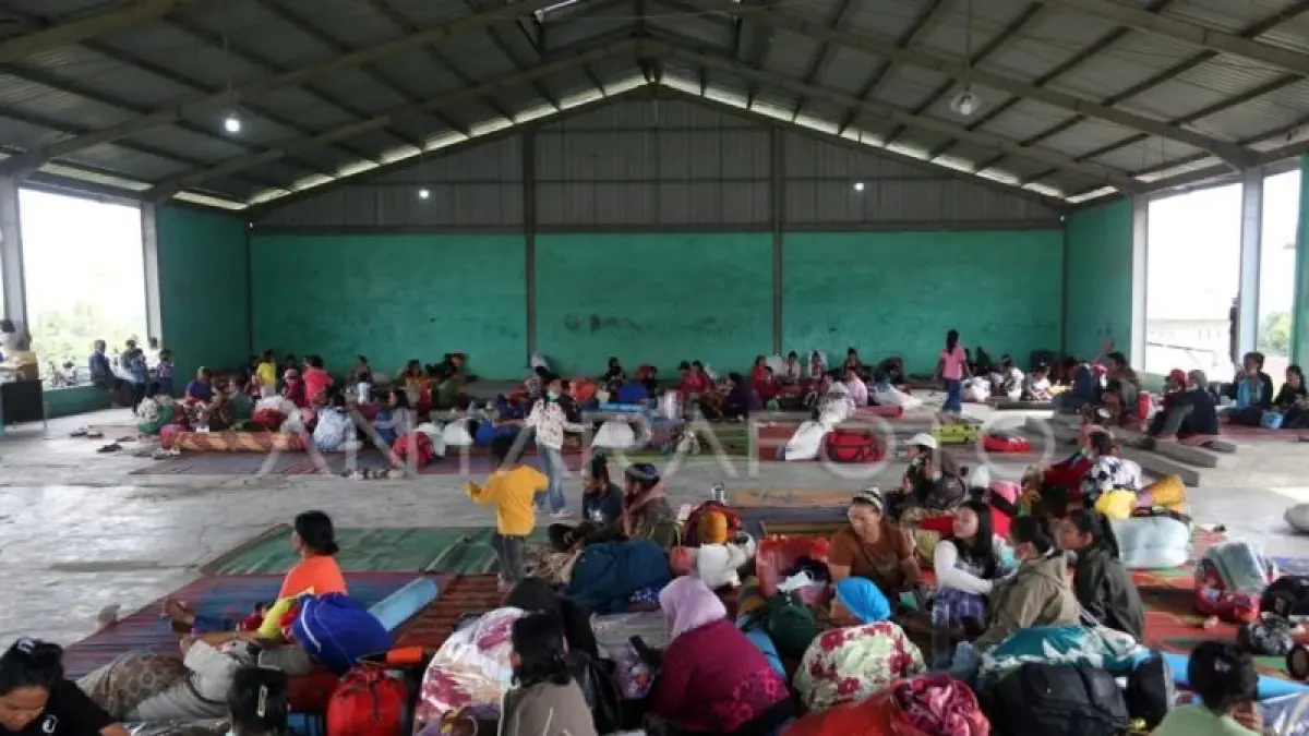 Warga beristirahat di posko pengungsian erupsi Gunung Sinabung di Desa Sukatepu, Kecamatan Naman Teran, Kabupaten Karo, Sumatera Utara. ANTARA/Yudi Manar.