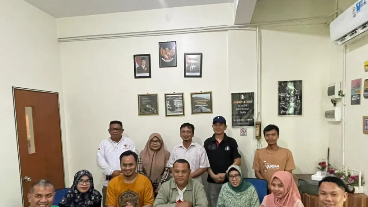 Ketua Panitia Musda KAHMI Batam, Muliadi (tengah), bersama Dewan Pakar KAHMI Batam yang juga Kepala Badan Kesatuan Bangsa dan Politik (Kesbangpol) Kota Batam, Riama Manurung (dua dari kiri), serta anggota panitia dan pengurus KAHMI Batam. F. M. Sya’ban/Batam Pos.