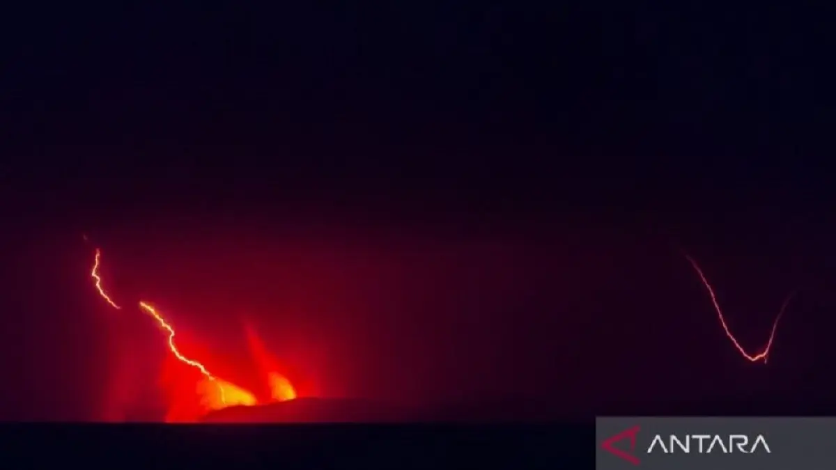 Lava pijar dari Gunung Anak Krakatau terlihat dari Pasauran, Kabupaten Serang, Banten, Sabtu (5/9/2026). Pusat Vulkanologi dan Mitigasi Bencana Geologi (PVMBG) mencatat rangkaian letusan yang terjadi sejak Jumat (4/9) malam tersebut terindikasi sebagai pancaran lava (lava fountain) dengan durasi gempa letusan mencapai 21.600 detik dan amplitudo maksimum 70 milimeter yang merupakan intensitas tertinggi sepanjang tahun 2026. ANTARA FOTO/Muhammad Bagus Khoirunas/agr