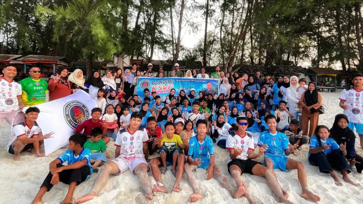 Atlet, orangtua atlet, pelatih, dan pengurus KSVC mengikuti kegiatan bonding di Pantai Family, Desa Malang Rapat, Kecamatan Gunung Kijang, Bintan, Sabtu (5/9/2026). F. Syafrizan untuk Batam Pos.