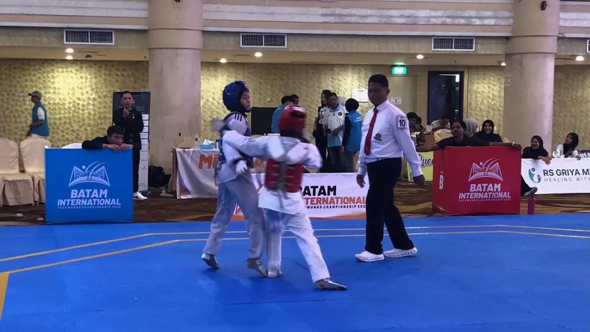 Dua atlet sedang bertanding di ajang Batam International Taekwondo Championship (BITC) 2026. CTC Batam tampil sebagai juara umum kategori pemula.  Foto: Istimewa