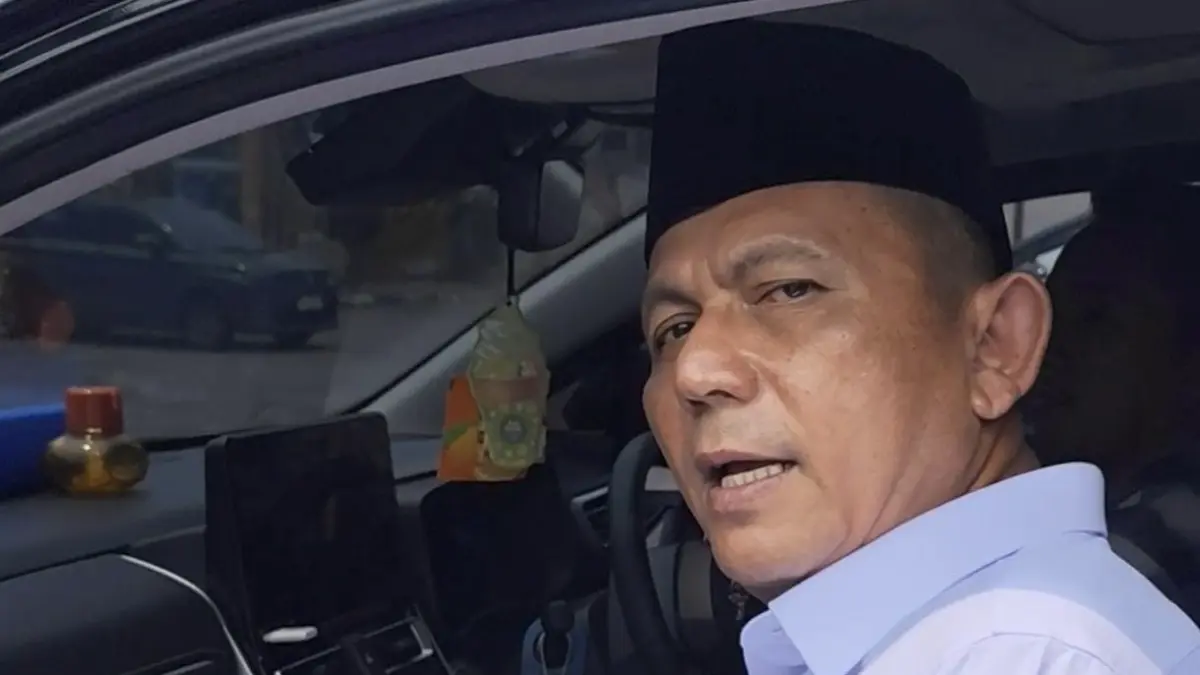 Gubernur Kepri, Ansar Ahmad saat diwawancarai terkait pembangunan SMA di Pulau Abang. F. Mohamad Ismail/Batam Pos
