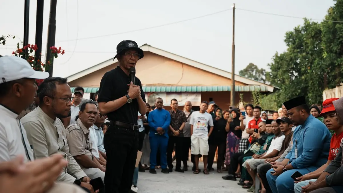 Kepala BP Batam yang juga Wali Kota Batam, Amsakar Achmad, berbincang dengan warga saat meninjau persoalan suplai air di Kaveling Sagulung Berseri, Sei Lekop, Batam, Jumat (4/9) sore. Foto: Humas BP Batam