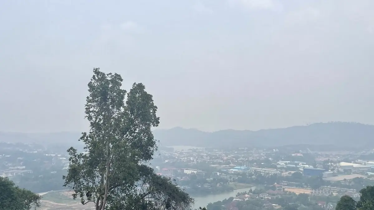 Kondisi langit Batam yang terlihat berkabut di tengah terdeteksinya titik panas dan karhutla di sejumlah wilayah Sumatera dan Kalimantan, Sabtu (5/9). Foto: Dok. Batam Pos