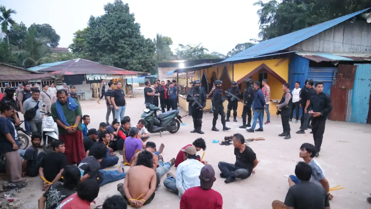 Personel Polda Kepri melaksanakan KRYD di kawasan Kampung Madani, Kelurahan Muka Kuning, Kecamatan Sei Beduk, Batam, Minggu (6/9/2026). Sebanyak 114 orang diamankan untuk menjalani pemeriksaan lebih lanjut. F. Humas Polda Kepri untuk Batam Pos