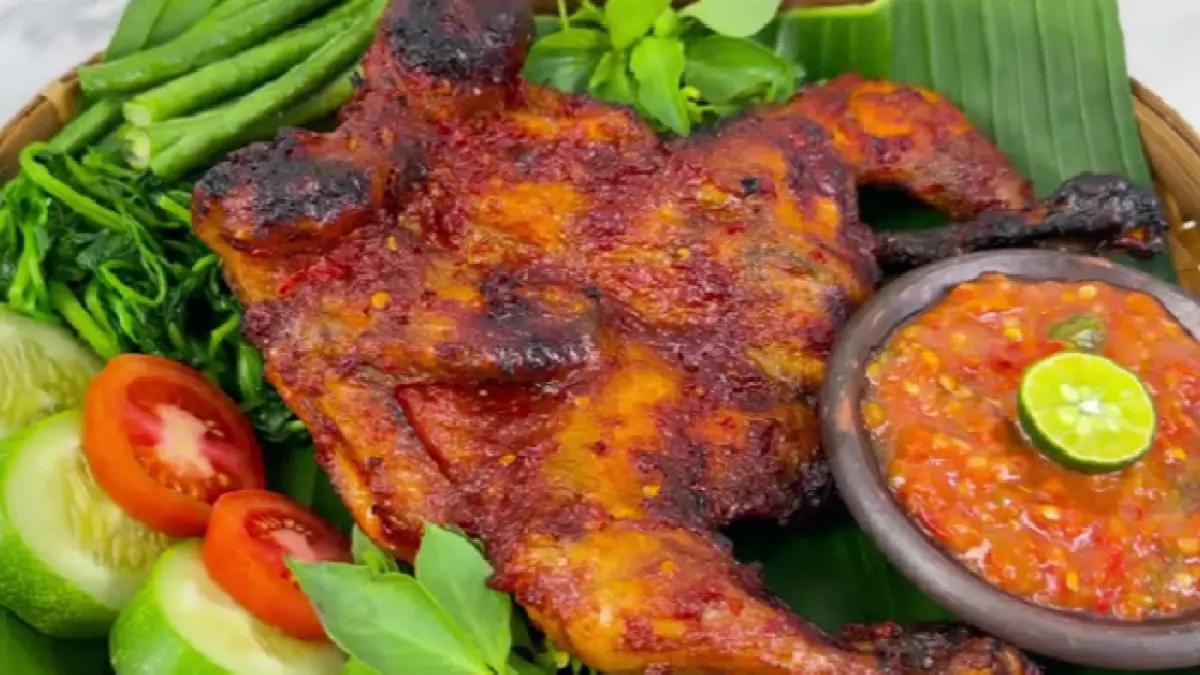 Resep ayam bakar bumbu merah (Dok. YouTube Ika Mardatillah)