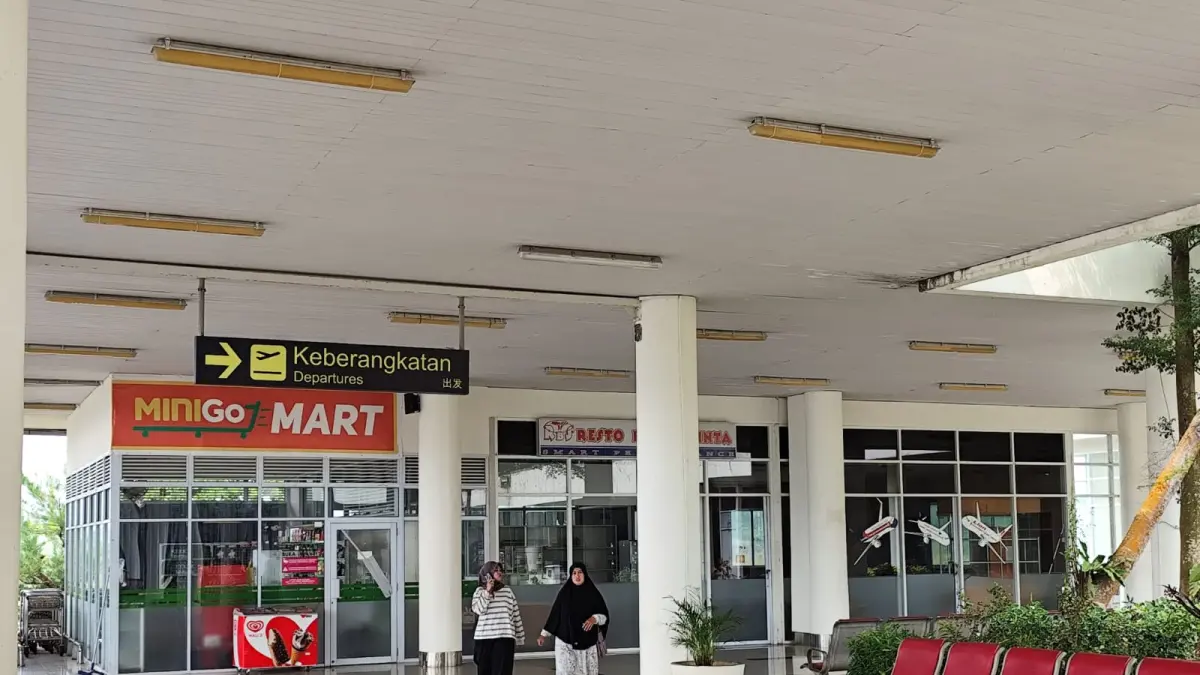Suasana terminal Bandara Raja Haji Fisabilillah Tanjungpinang yang tampak lengang setelah penerbangan menuju Jakarta dibatalkan akibat penutupan sementara Bandara Soekarno-Hatta, Minggu (6/9). F. M Ismail/Batam Pos