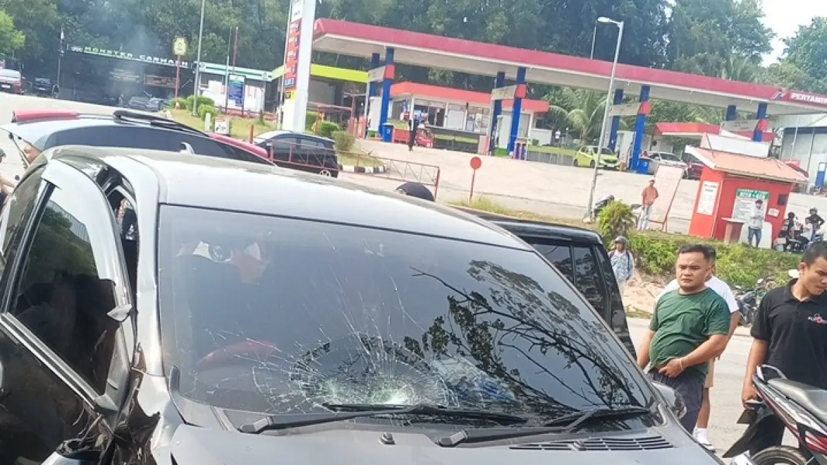 Toyota Calya mengalami kerusakan parah setelah bertabrakan dengan Yamaha Vixion di Jalan Yos Sudarso, dekat U-Turn SPBU Baloi Kolam, Batam, Minggu (6/9/2026). Foto: Tangkapan Layar Video.